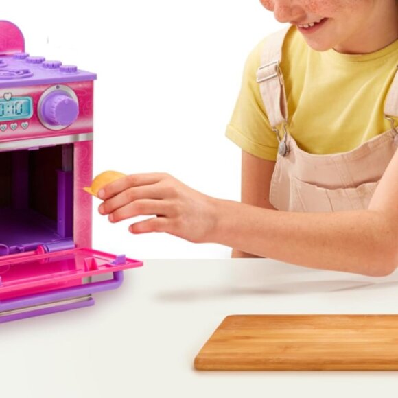 Cinnamon Treatz Oven–Interactive Bake & Reveal Oven Playset w/Mystery Scent - Picture 5 of 8